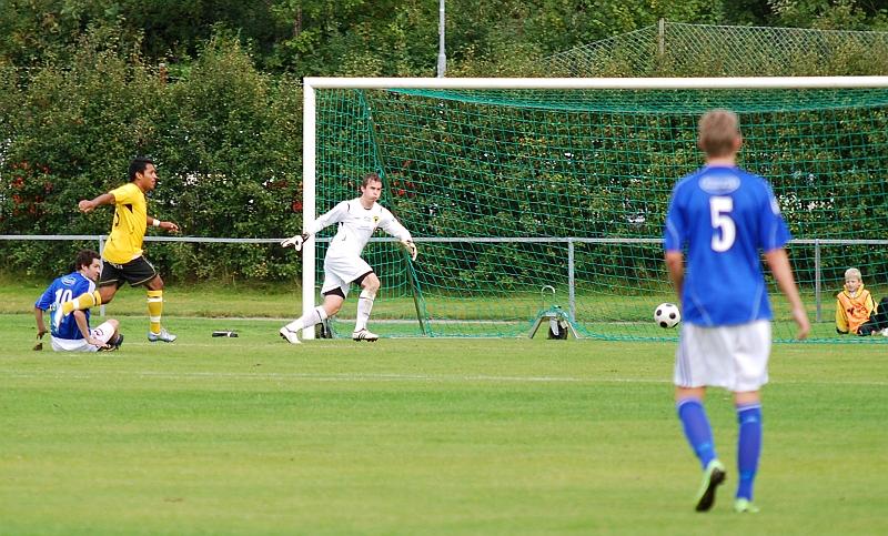 2009_0912_06.JPG - En farlig chans för Karlstad, spelaren spelar ut bollen åt höger . . . .