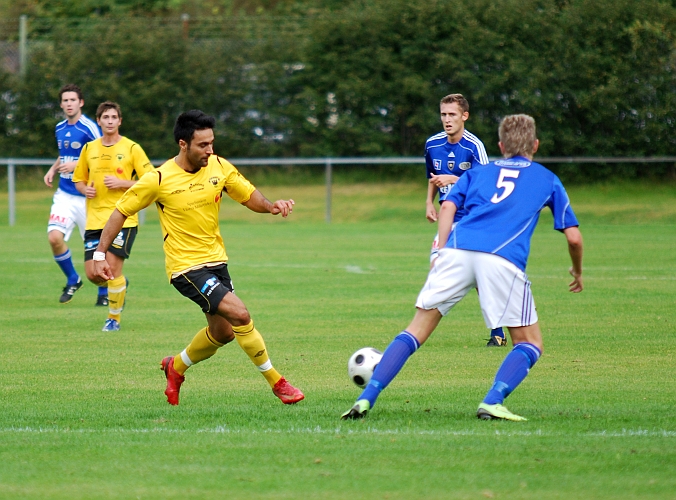2009_0912_09.JPG - Arton Bekaj spelar sig förbi sin motståndare
