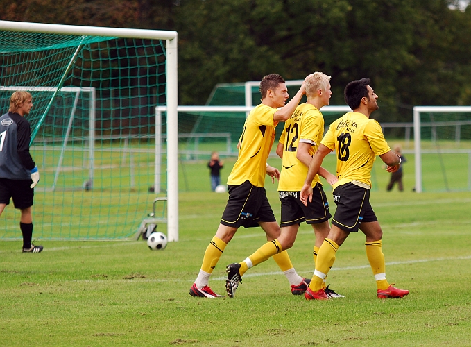 2009_0912_11.JPG - Nöjda Södraspelare klappar om "Hagge"