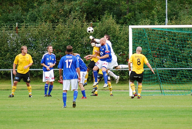 2009_0912_12.JPG - Tom Oleson går ut och boxar undan bollen . . . .