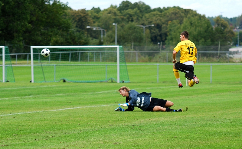 2009_0912_16.JPG - . . . . och bollen kommer efter några passningar fram till Miralem Malic som gör 3-0 till Södra