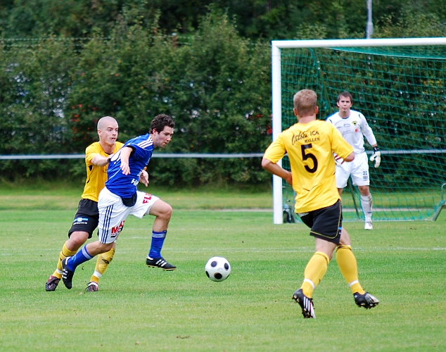 2009_0912_17.JPG - Gustav Gustavsson ligger tajt i ryggen på sin motståndare