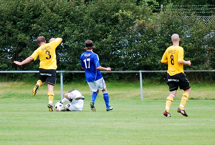 2009_0912_19.JPG - Tom Oleson kommer ut och greppar bollen