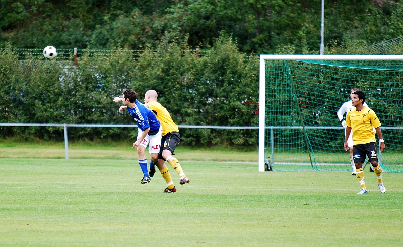 2009_0912_20.JPG - Gustav Gustavsson nickar undan bollen