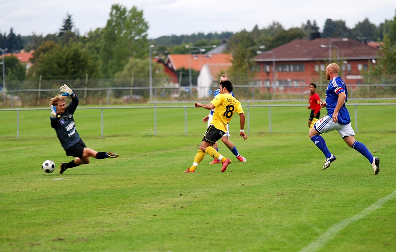 2009_0912_21.JPG - Arton Bekaj rullar behärskat in bollen i mål och det står 4-0 till Södra