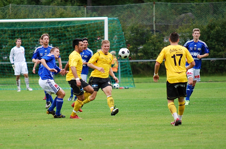 2009_0912_23.JPG - Arton Bekaj och Martin Stjernfeldt hjälps att få undan bollen