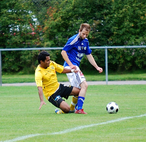 2009_0912_24.JPG - Jonas Hammarlund går lite hårt in i duellen och Karlstadspelaren får frispark