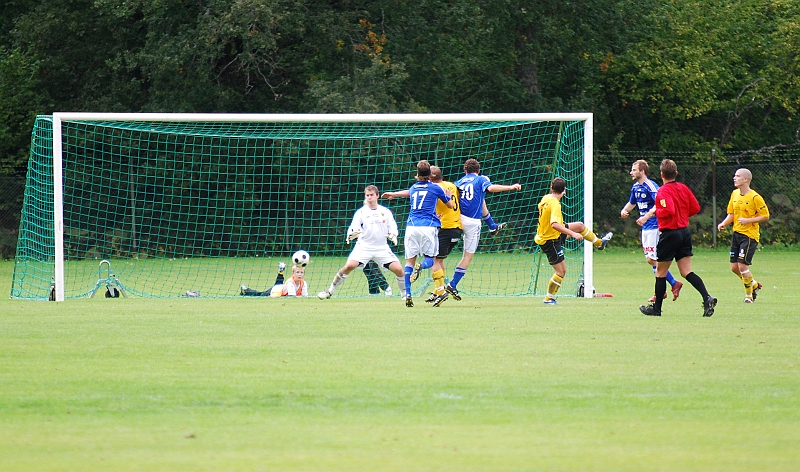 2009_0912_25.JPG - I 2:a halvlek är Karlstadspelarna väldigt taggade och här är det nära ett mål, men bollen går strax utnför målet