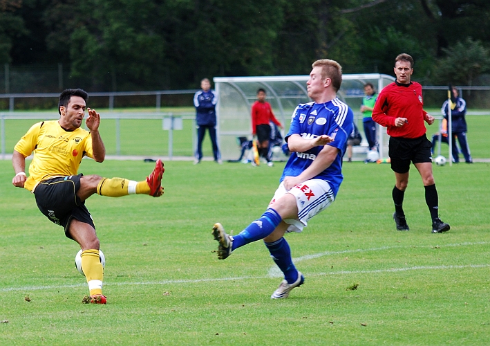 2009_0912_27.JPG - Arton Bekaj går för ett direkskott på ett inspel, men missar bollen och faller handlöst på baken