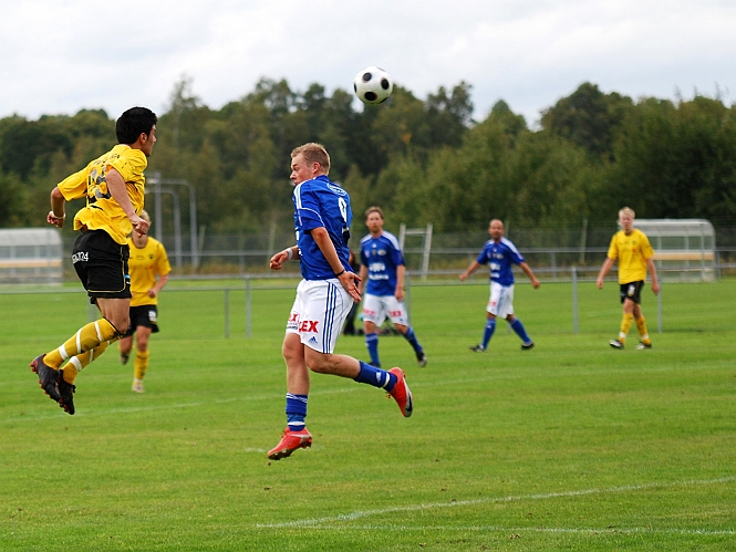 2009_0912_29.JPG - Mergim Bekaj nickar in avgörande målet 5-2 till Södra