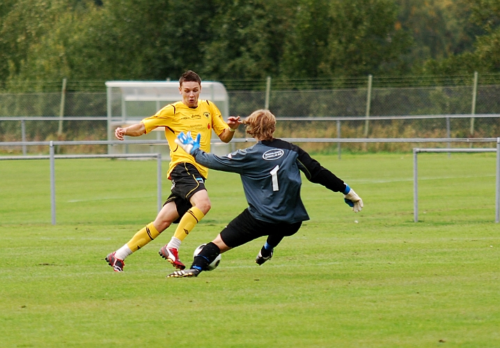 2009_0912_31.JPG - Miralem Malic utmanar målvakten men dragningen blev för lång och bollen gick över kortlinjen