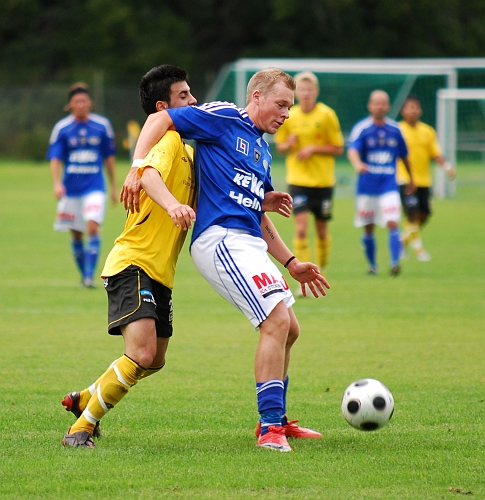 2009_0912_32.JPG - Karlstadspelaren täcker bollen för Mergim Bekaj