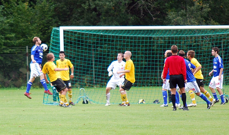 2009_0912_33.JPG - Karlstad låg på för reducering men Johan Reinholdsson nickar undan bollen