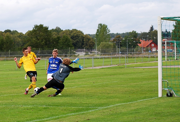 2009_0912_35.JPG - Här gör målvakten en bra räddning på Miralem Malic närskott