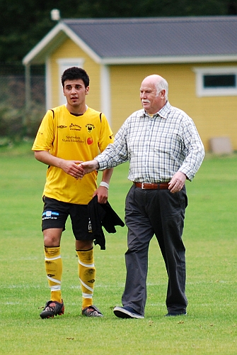 2009_0912_36.JPG - Mergim Bekaj får priset som Södra's bäste spelare av Ordf. Bo "Hebba" Gustavsson