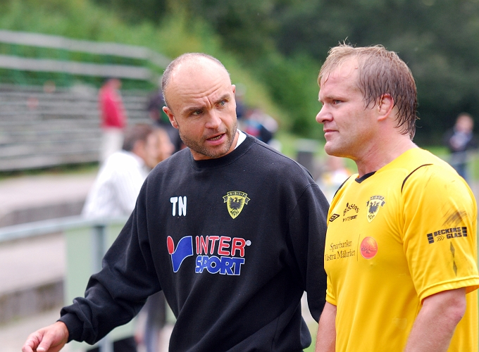 2009_0912_37.JPG - "Jotte" och Reinholdsson i samspråk på väg ut från matchen