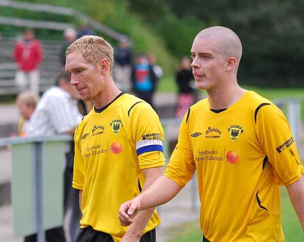 2009_0912_38.JPG - Mikael Wiker och Gustav Gustavsson ser nöjda ut efter matchen