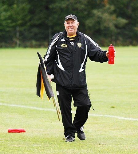 2009_0912_39.JPG - Salih Resulovic sken som en sol efter matchen