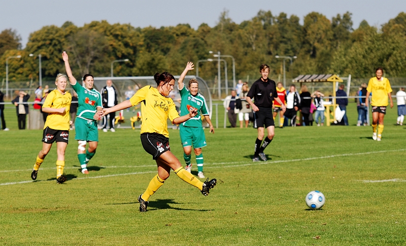 2009_0920_02.JPG - Ida Sörén testar med ett skott