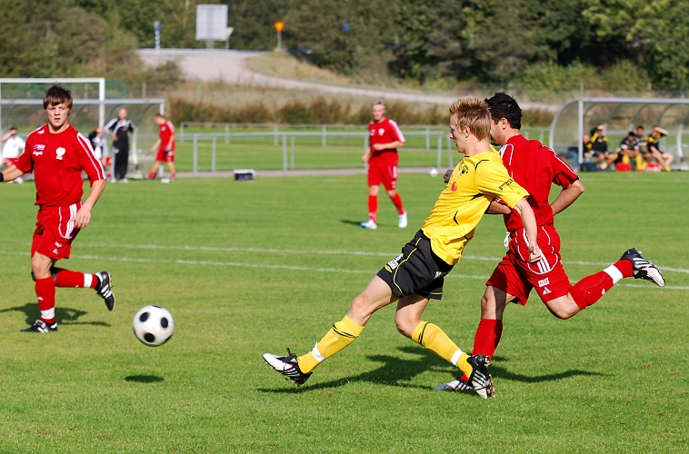 2009_0920_01.JPG - Filip Haglind kommer runt på sin kant och slår ett inlägg