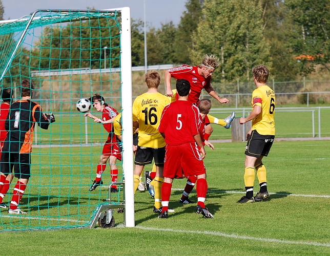 2009_0920_02.JPG - Södras första målchans på en hörna men BK30 reder ut situationen