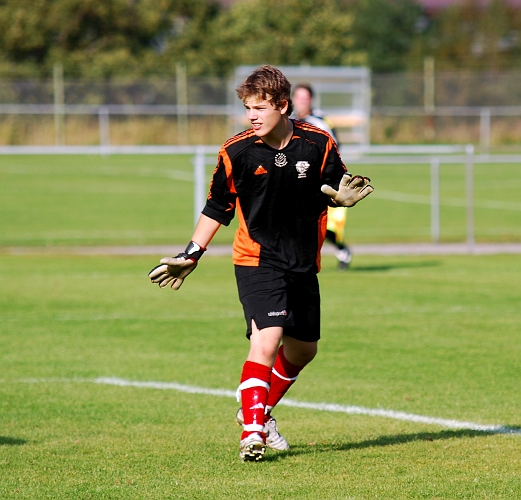 2009_0920_06.JPG - BK30 målvakten kan bara se på när bollen susar förbi in i målet