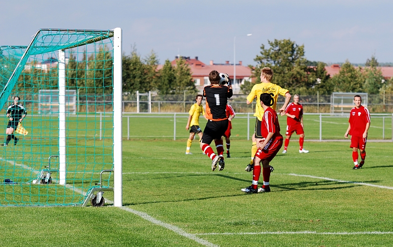 2009_0920_09.JPG - Målvakten plockar säkert in bollen efter ett inlägg från kanten