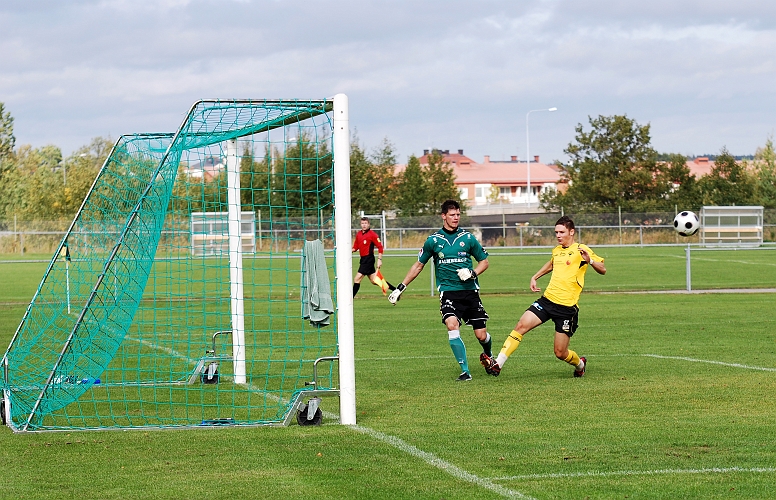 2009_0926_05.JPG - Miralem Malic är framme och stör målvakten