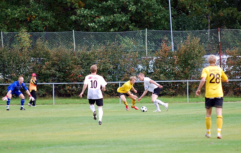 2009_0926_06.JPG - ÖSK startade upp matchen med ett snabbt kantspel och utmanade Södras försvar gång på gång