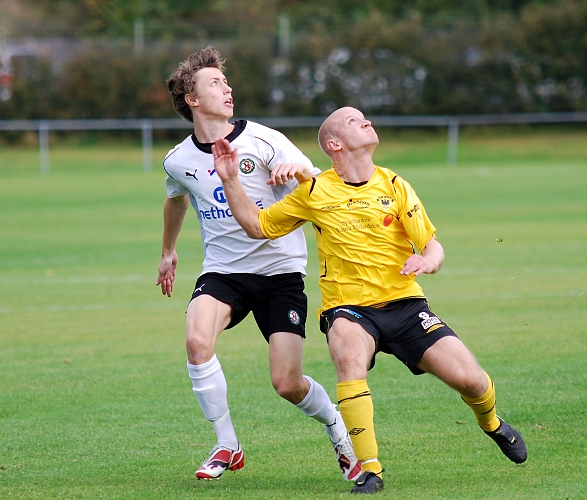 2009_0926_08.JPG - Kristofer Storm och ÖSk försvararen fokuser blicken på bollen
