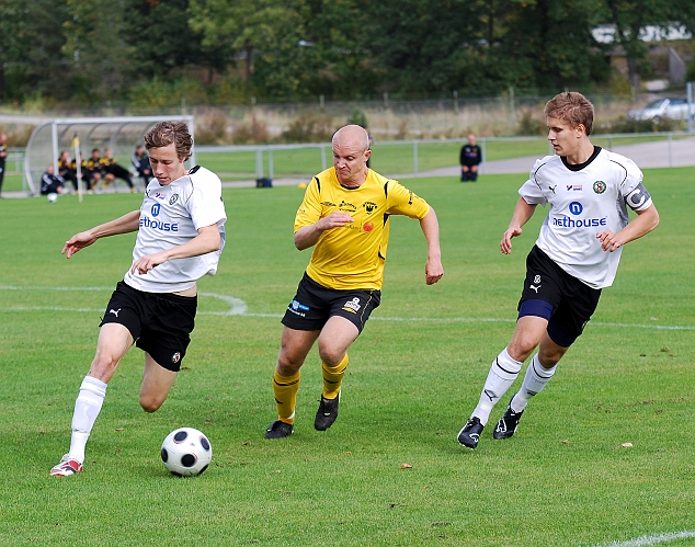 2009_0926_09.JPG - ÖSK-backarna tar hand om bollen när Kristofer Storm försöker komma igenom