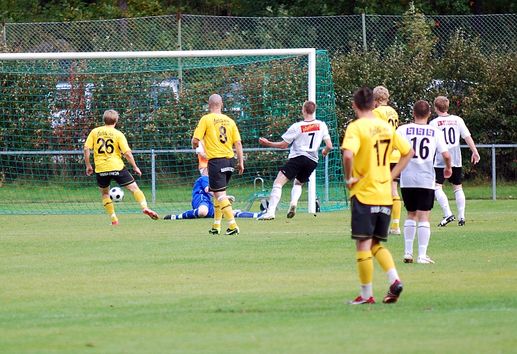 2009_0926_10.JPG - ÖSK utökar sin ledning till 2-0 genom nr.7