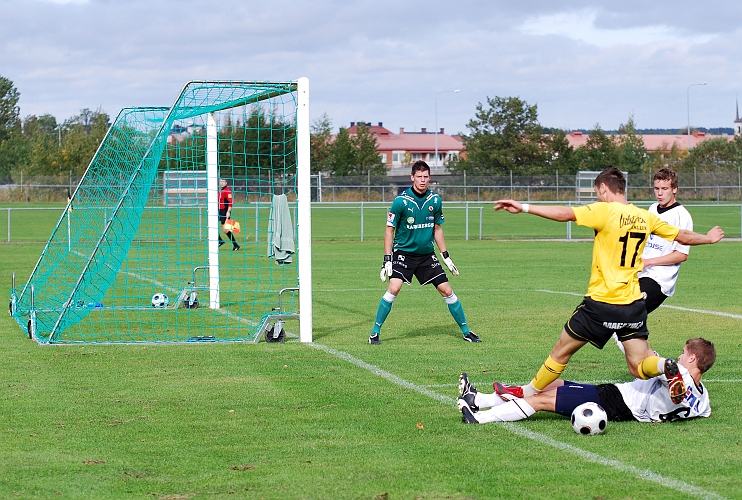 2009_0926_11.JPG - Miralem Malic försöker komma förbi nere vid kortlinjen men ÖSK försvaret reder ut situationen
