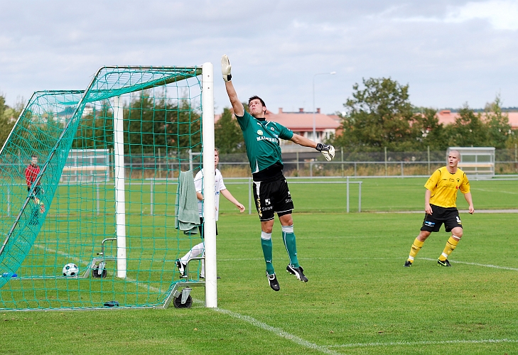 2009_0926_12.JPG - ÖSK målvakten är uppe och täcker vid krysset men bollen går högt över målet
