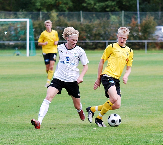 2009_0926_13.JPG - Martin Haglind jobbade bra på mitten och blev sedan utsedd till SÖdras bäste spelare