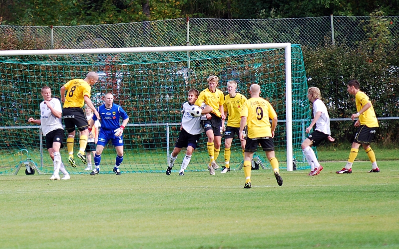 2009_0926_14.JPG - Gustav Gustavsson nickar undan bollen efter en hörna