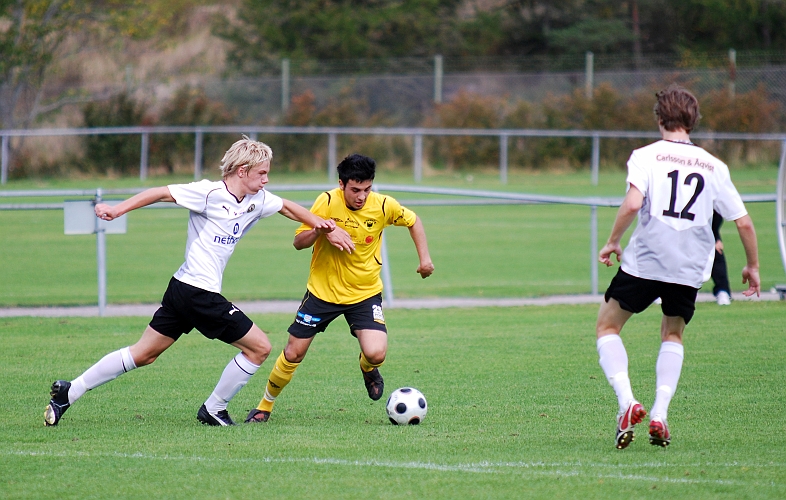 2009_0926_15.JPG - Mergim Bekaj utmanar från sin kant