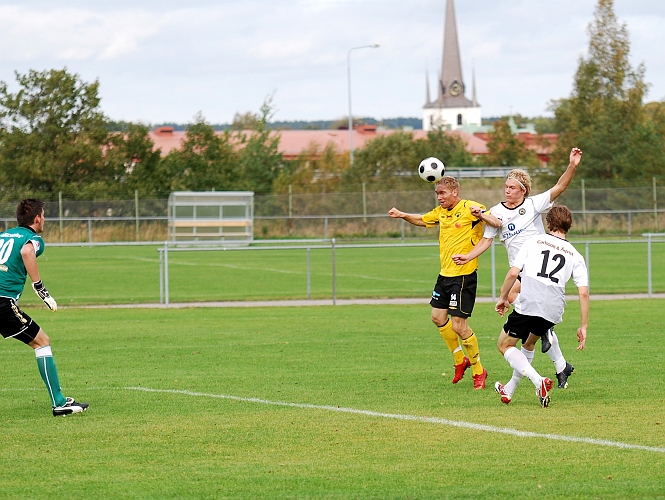 2009_0926_16.JPG - Mikael Wiker rivs ner i den här situationen och Södra får straff