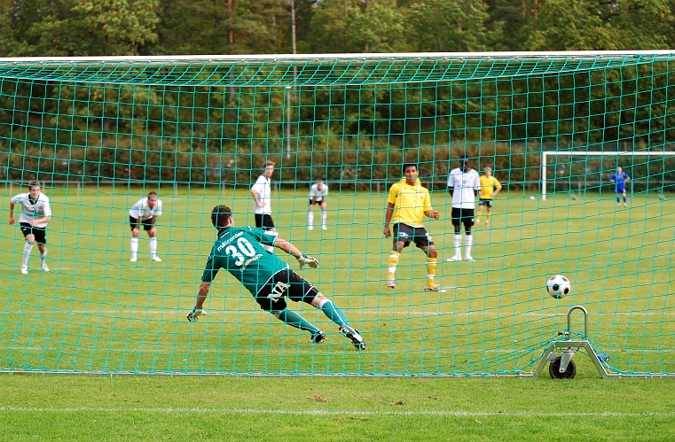 2009_0926_17.JPG - Jonas Hammarlund slår enkelt in straffen, målvakten på väg åt fel håll. Reducering till 1-4.