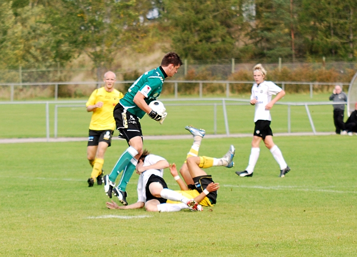 2009_0926_18.JPG - En tilltrasslad situation framför målvakten, som enkelt har tagit hand om bollen