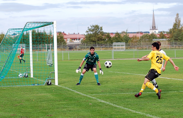 2009_0926_19.JPG - Mergim Bekaj ordnar fram en hörna på sitt försök från kanten