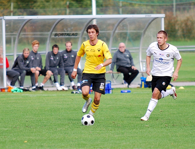 2009_0926_21.JPG - Rio Babovic letar efter någon medspelare längre fram i plan