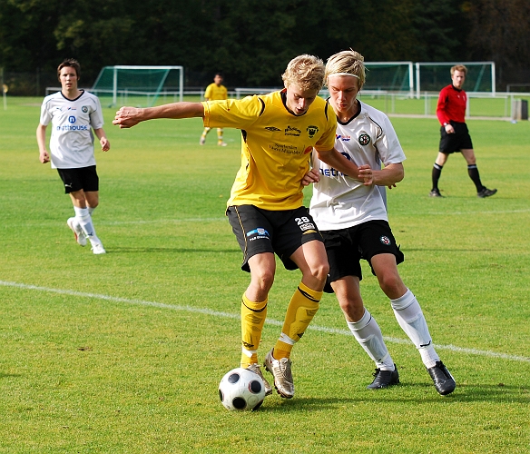 2009_0926_22.JPG - Filip Stjernfeldt håller undan och täcker bollen
