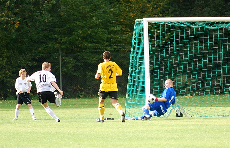 2009_0926_23.JPG - Nära ett ÖSK-mål men Glenn Schön gör en bra räddning till hörna