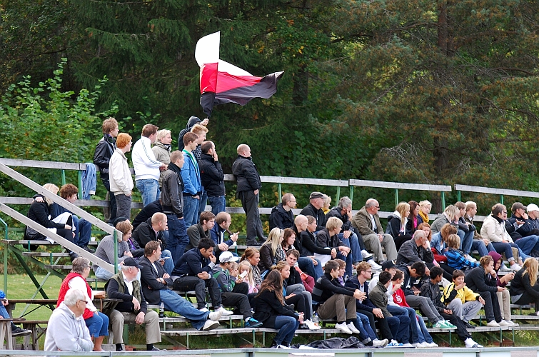 2009_0926_24.JPG - ÖSK klacken hejade fram sitt lag under matchen och när de fick veta att FBK Karlstad låg under i sin match ökade jublet