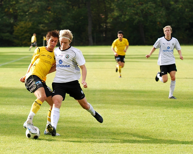 2009_0926_25.JPG - Rio Babovic försöker att dribbla sig förbi sin motståndare