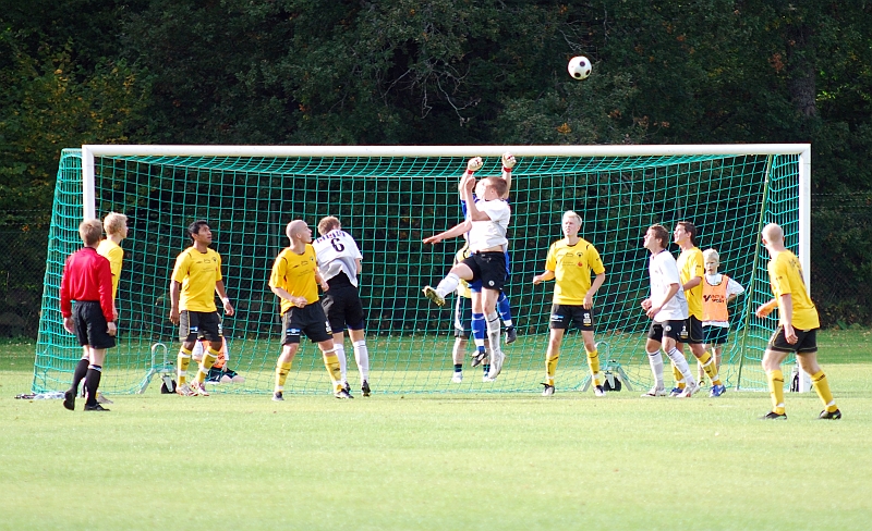 2009_0926_26.JPG - Glenn Schön fick göra många ingripanden i dagens match
