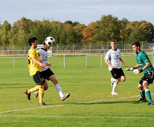 2009_0926_28.JPG - Mergim Bekaj har ett bra läge för avslut men ÖSK backen hinner nicka undan bollen till hörna
