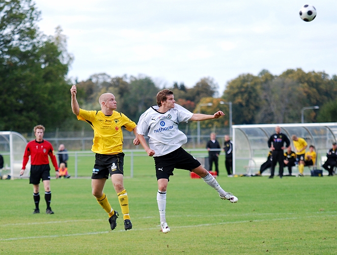 2009_0926_29.JPG - Kristofer Storm nickar bollen mot mål, men den går över