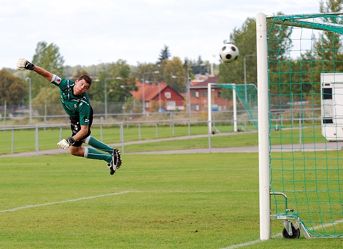 2009_0926_30.JPG - Jonas Hammarlund reducerar till 3-5 med ett skott i målvaktens kryss